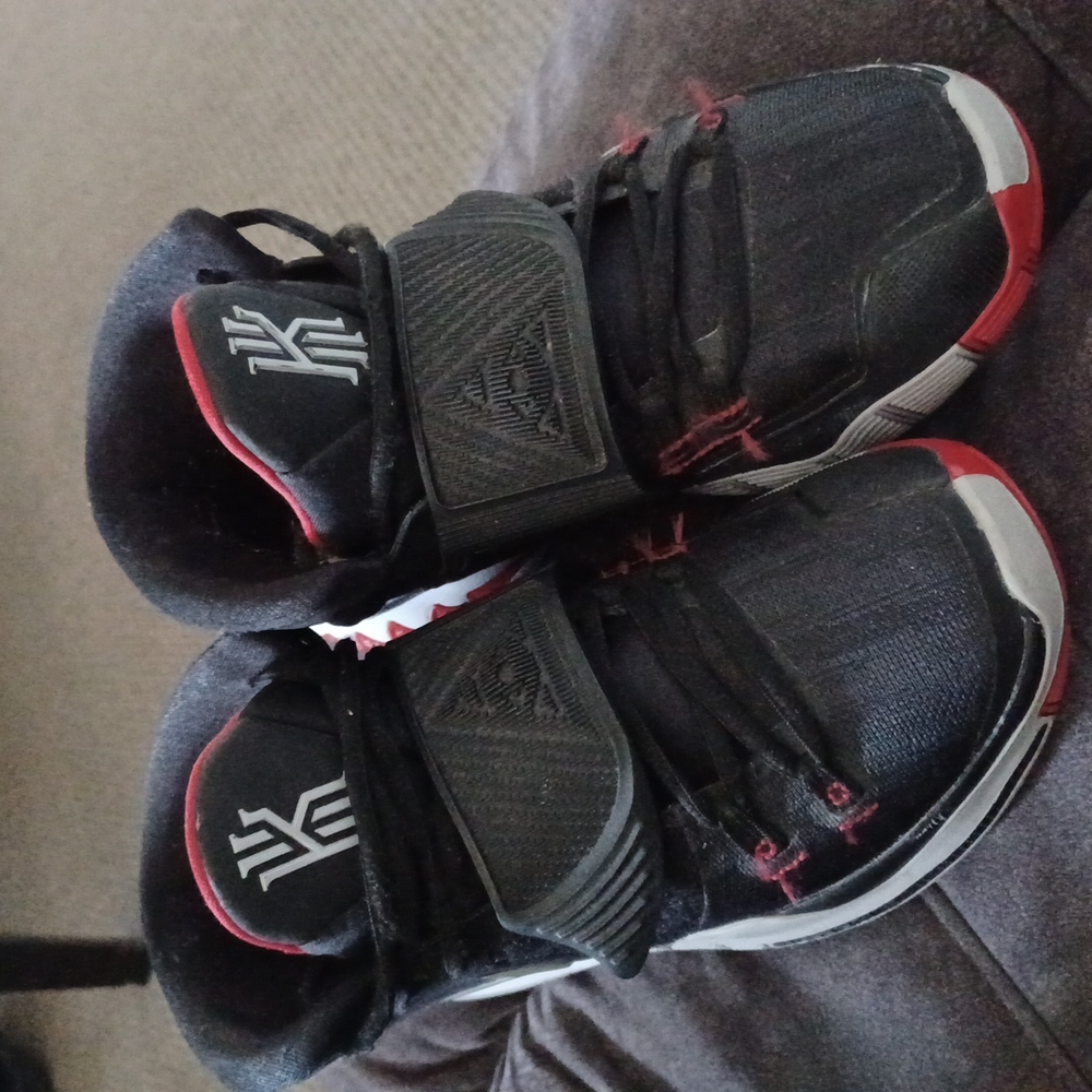 mens "Kyrie" nike